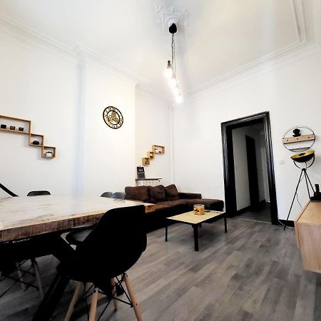 Chambre Privee Au 3E Etage Sans Ascenceur En Plein Centre De Charleroiアパートメント エクステリア 写真