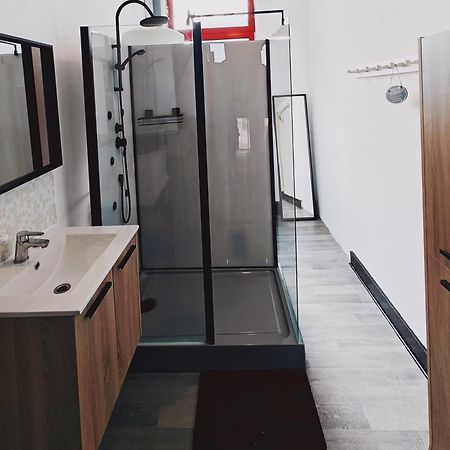 Chambre Privee Au 3E Etage Sans Ascenceur En Plein Centre De Charleroiアパートメント エクステリア 写真