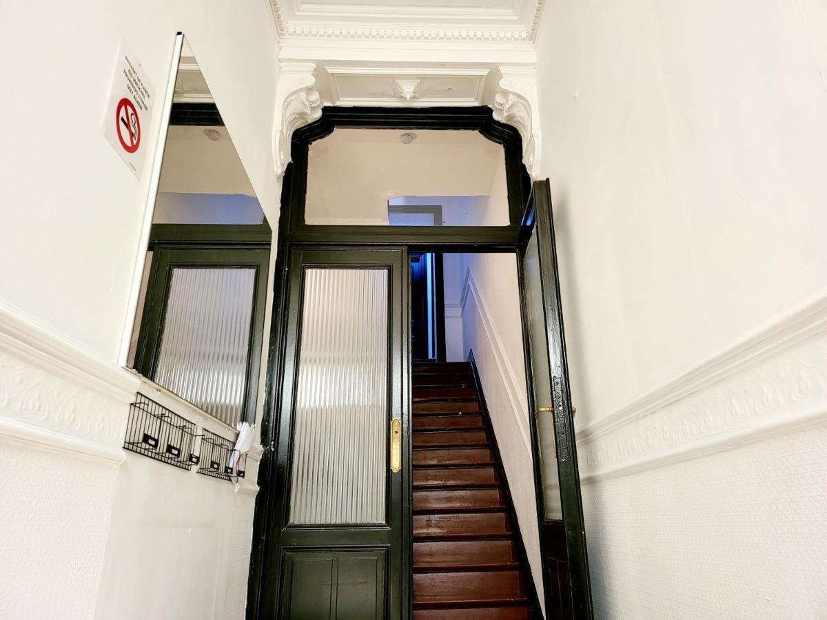 Chambre Privee Au 3E Etage Sans Ascenceur En Plein Centre De Charleroiアパートメント エクステリア 写真
